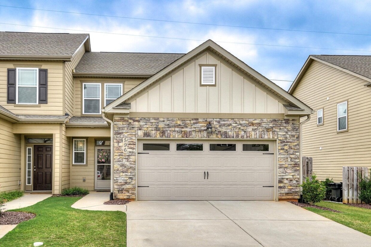 Primary Photo - 596 Vinings Dr