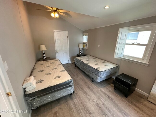 Building Photo - 116 12th Ave