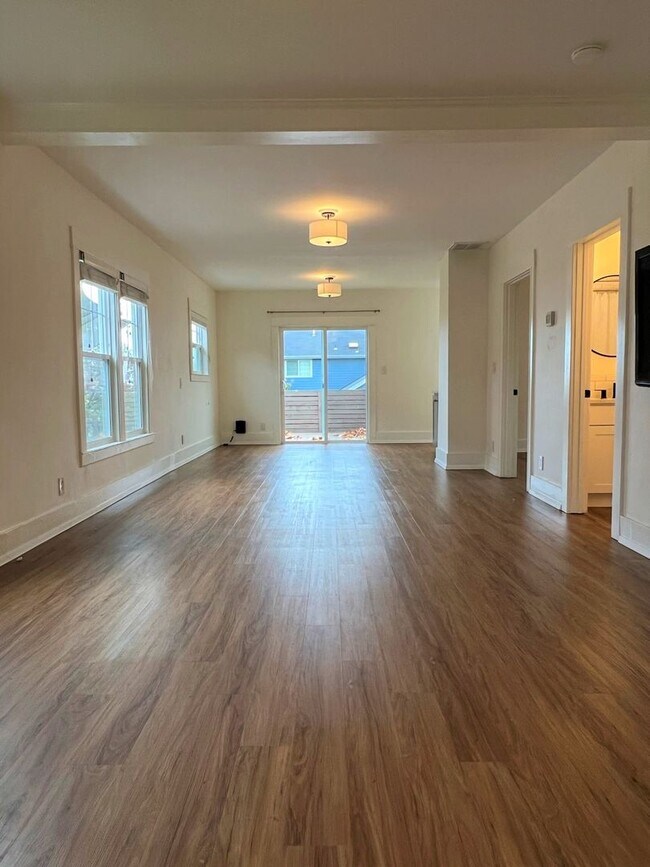 Building Photo - Stunning West Seattle Home with Separate A...