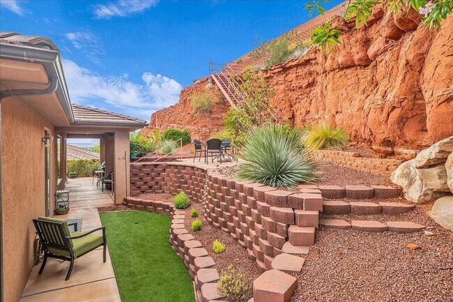 Building Photo - Single Level 3 Bedroom Home with Red Rock ...