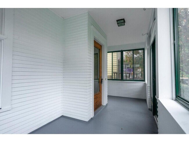 Foto del edificio - 1678 Dayton Ave