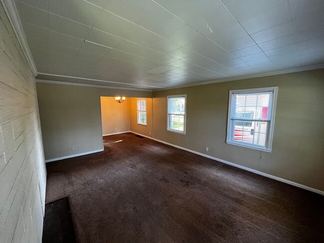 Building Photo - 4bed/2bath Available August 2024