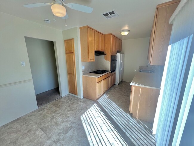 Building Photo - Comfortable 4 Bedroom 2 Bathroom Home
