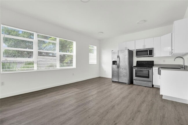 Building Photo - 402 NW 12th Ave