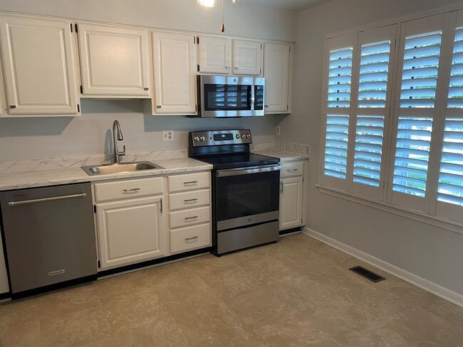 Building Photo - Charming 3Bed/2.5Bath in Mays Chapel Neigh...