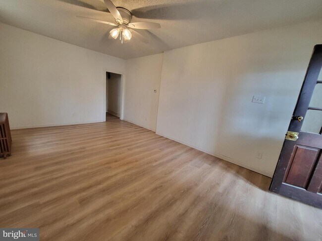 Foto del edificio - 327 N Burlington St