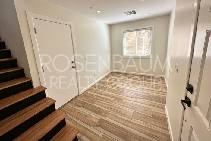 Foto principal - Stylish 3-story townhome in The Gardens Co...