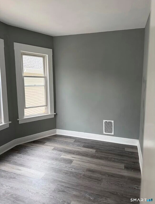 Building Photo - 473 Putnam St