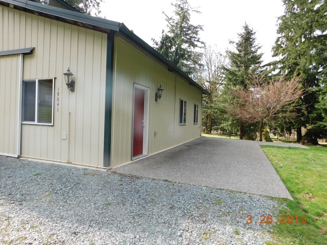 Building Photo - Gated 1 Bedroom Apartment