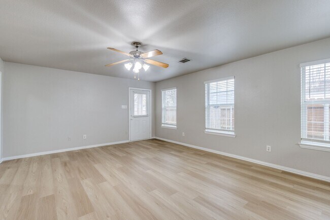 Foto del edificio - Southeast Dallas 3-Bed Home with New Featu...