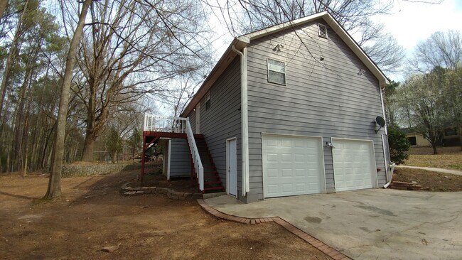 Building Photo - Charming Douglasville Home with Bonus Base...