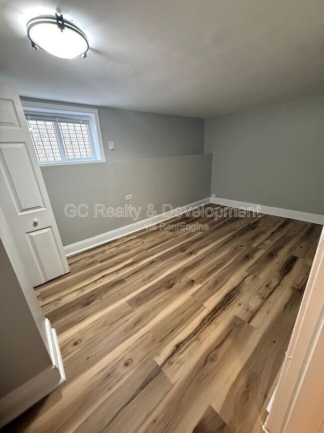 Foto del edificio - 2519 N Hamlin Ave