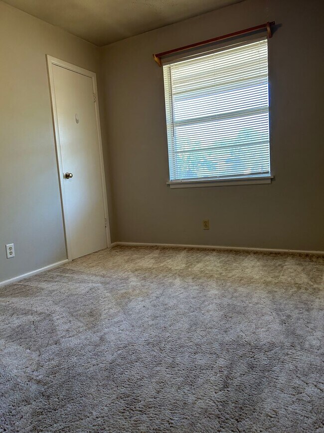 Foto del edificio - Warm and Charming 3-Bedroom Coming Soon!