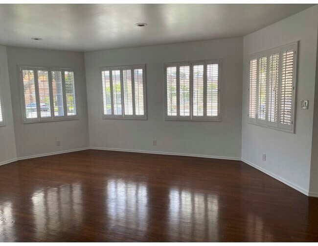 Building Photo - 2926 S Bentley Ave