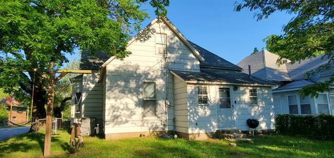 Building Photo - 401 N Byers Ave
