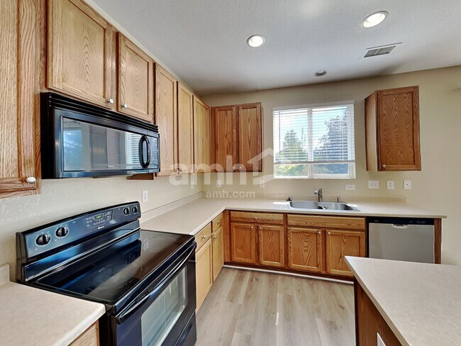 Building Photo - 15824 Robins Dr