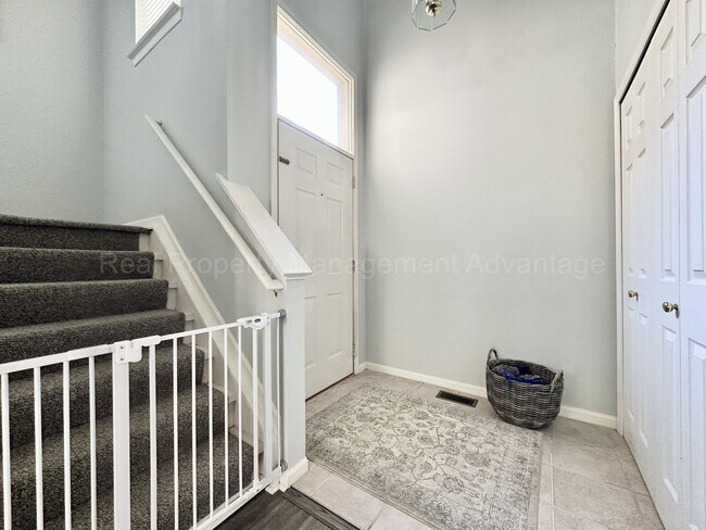 Foto del edificio - Beautifully Updated 2-Bedroom Townhouse w/ Finished Basement - Close to Royal Oak, Ferndale, Plea...
