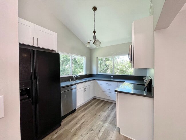 Building Photo - 2 Bedroom 1 Bath Room Fully Updated Single...