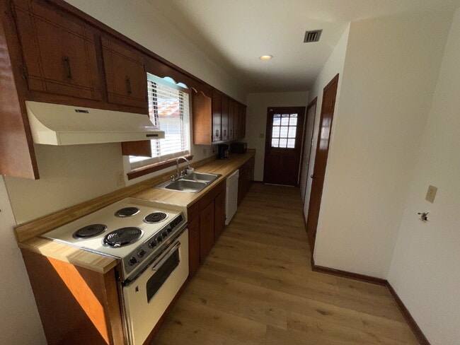 Building Photo - Welcome home to this charming 2-bedroom, 1-bath residence featuring a warm and inviting layout. E...