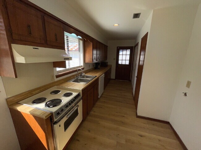 Foto del edificio - Welcome home to this charming 2-bedroom, 1-bath residence featuring a warm and inviting layout. E...