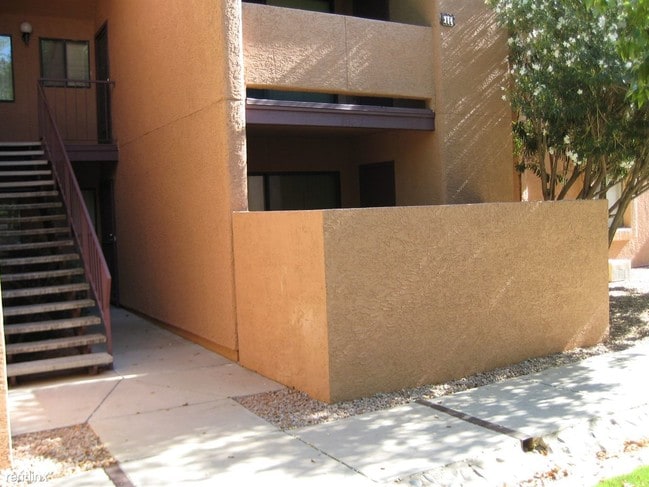 Building Photo - 2172 N Pantano Rd