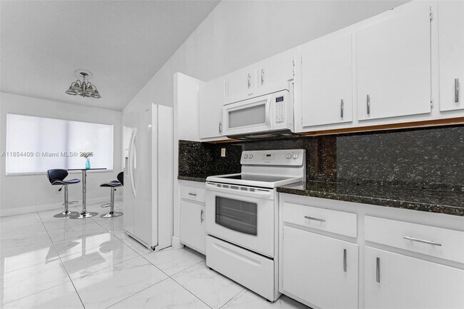 Foto del edificio - 19932 NE 5th Ct