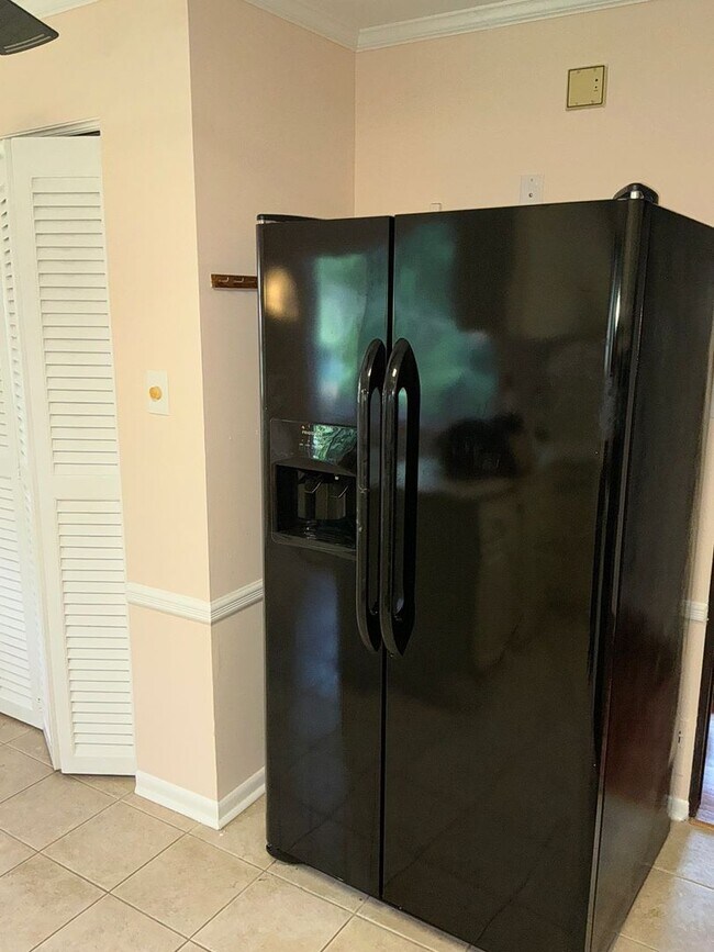 Building Photo - Very well maintained 4BR 2.5BA 5 level spl...