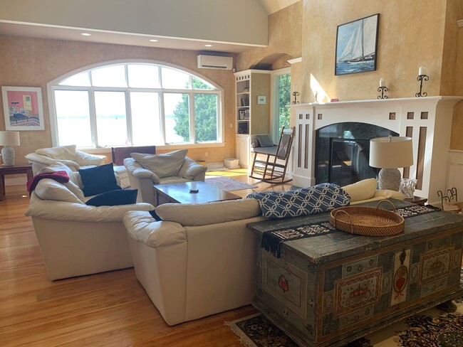 Building Photo - Stunning Lakeside Home in Charlotte w/hot ...
