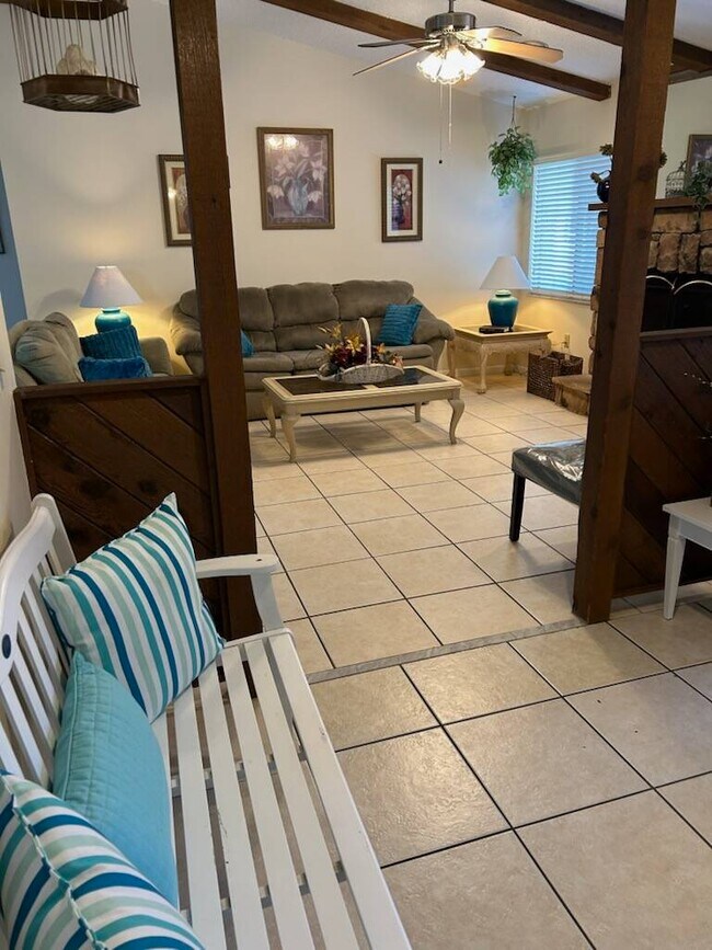 Foto del edificio - 5924 Pebble Ln