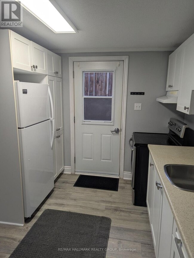 Building Photo - 871 Saint-Jacques St