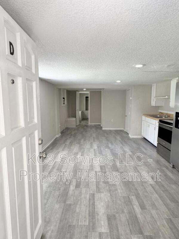 Foto del edificio - 6131 NE Vivion Rd