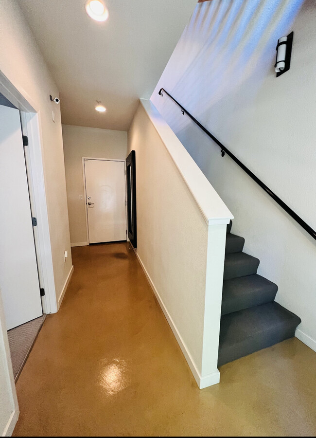 1st Floor Entry - 206 Palisade Dr