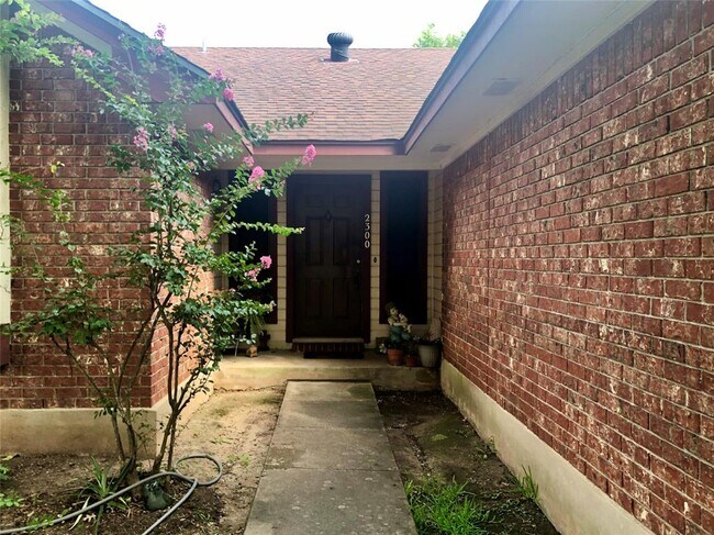 Building Photo - 2300 Alimony Cove