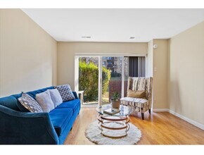 Building Photo - 3075 Hawthorne Dr NE