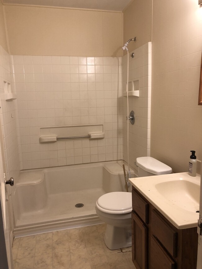 Building Photo - CUTE 2 BEDROOM/ 1 BATHROOM/ LARGE FENCED B...