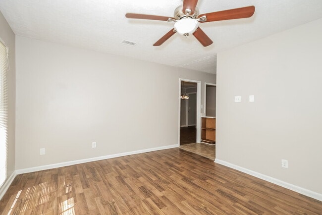 Building Photo - 635 Roxbury Dr