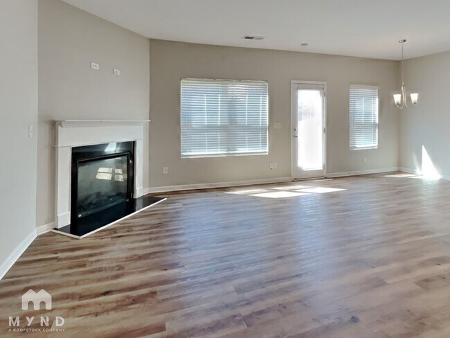 Foto del edificio - 3105 Hendrick Dr