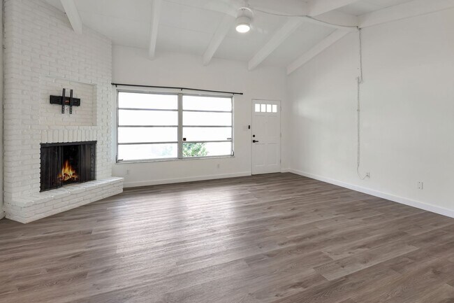 Foto del edificio - 3BR Pet-Friendly Rental w/ Large Fenced Backyard & Screened-in Lanai
