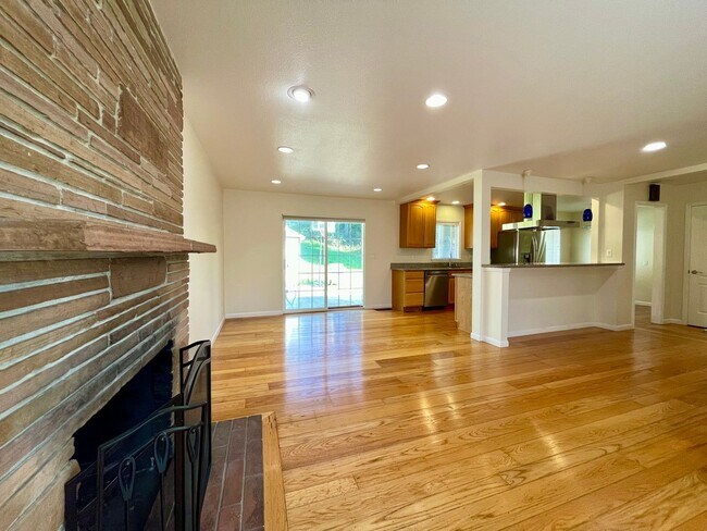 Building Photo - 4 Bed 2 bath SFH in Oakland Hills secluded...
