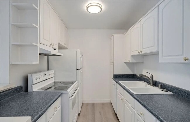 cocina - 3602 W Estates Ln