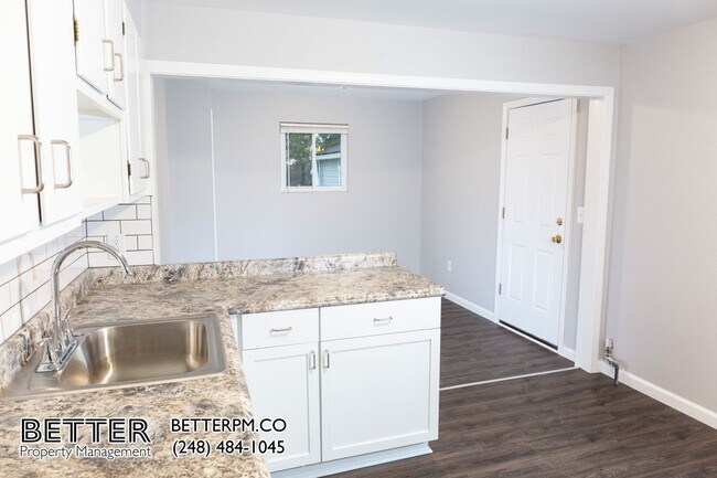 Building Photo - Tastefully Updated 2 Bedroom Home with Garage