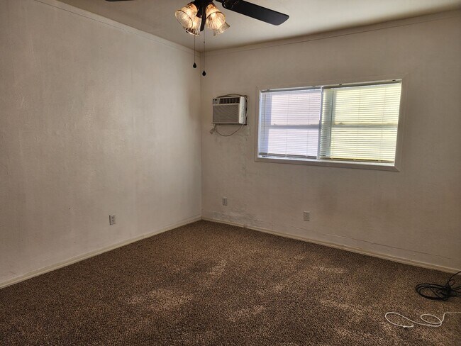 Foto del edificio - 2 bedroom / 1 bath, W/D connections