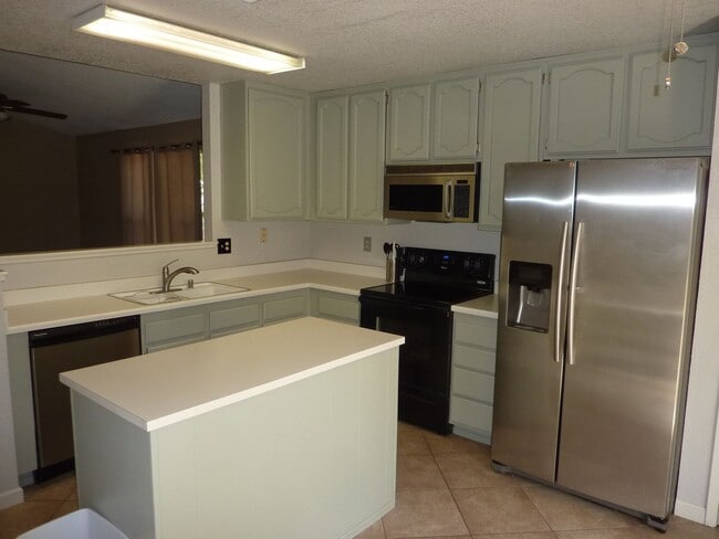 Foto del edificio - Duplex Unit w/ Attached Garage, Fenced Yard - Laminate Flooring