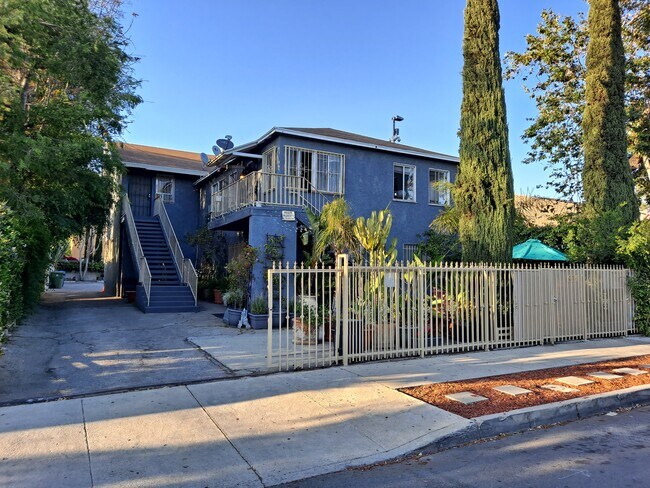 Foto del edificio - 4137 Chevy Chase Dr