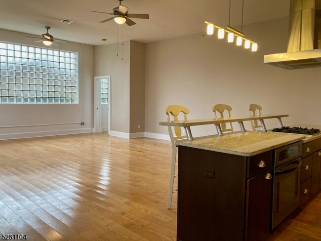 Building Photo - 988 Johnson Pl