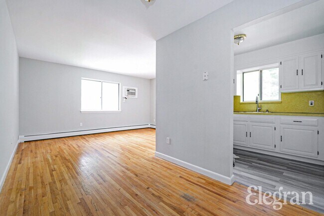 Foto del edificio - 384 Warburton Ave