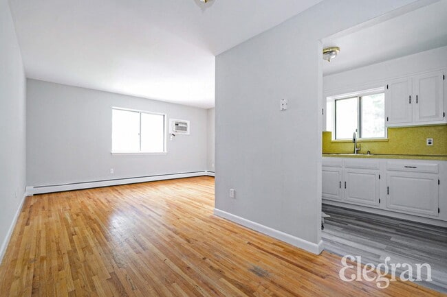 Building Photo - 384 Warburton Ave