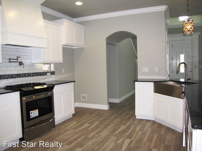 Building Photo - 4 br, 2.5 bath House - 545 N Salem Rd
