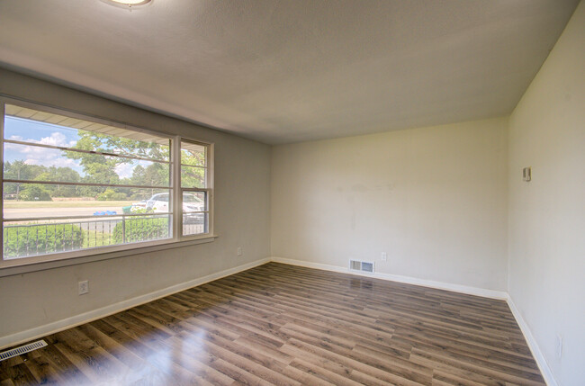 Building Photo - 2445 Plainfield Rd