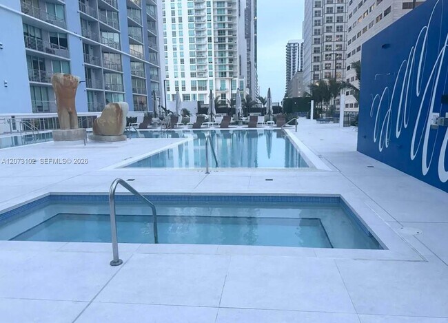 Foto del edificio - 335 S Biscayne Blvd